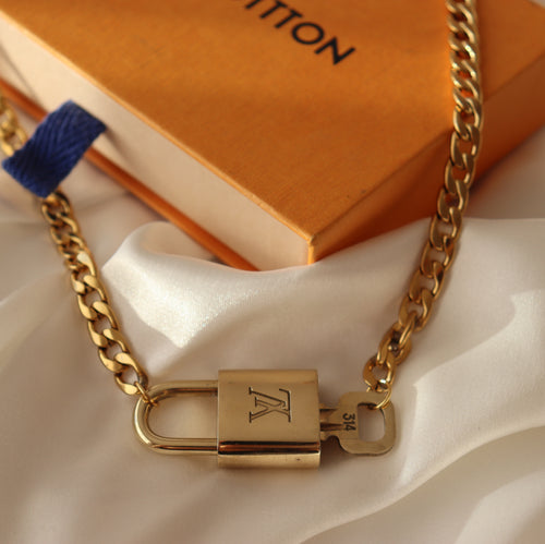 Louis Vuitton Silver Lock It Necklace – THE CLOSET